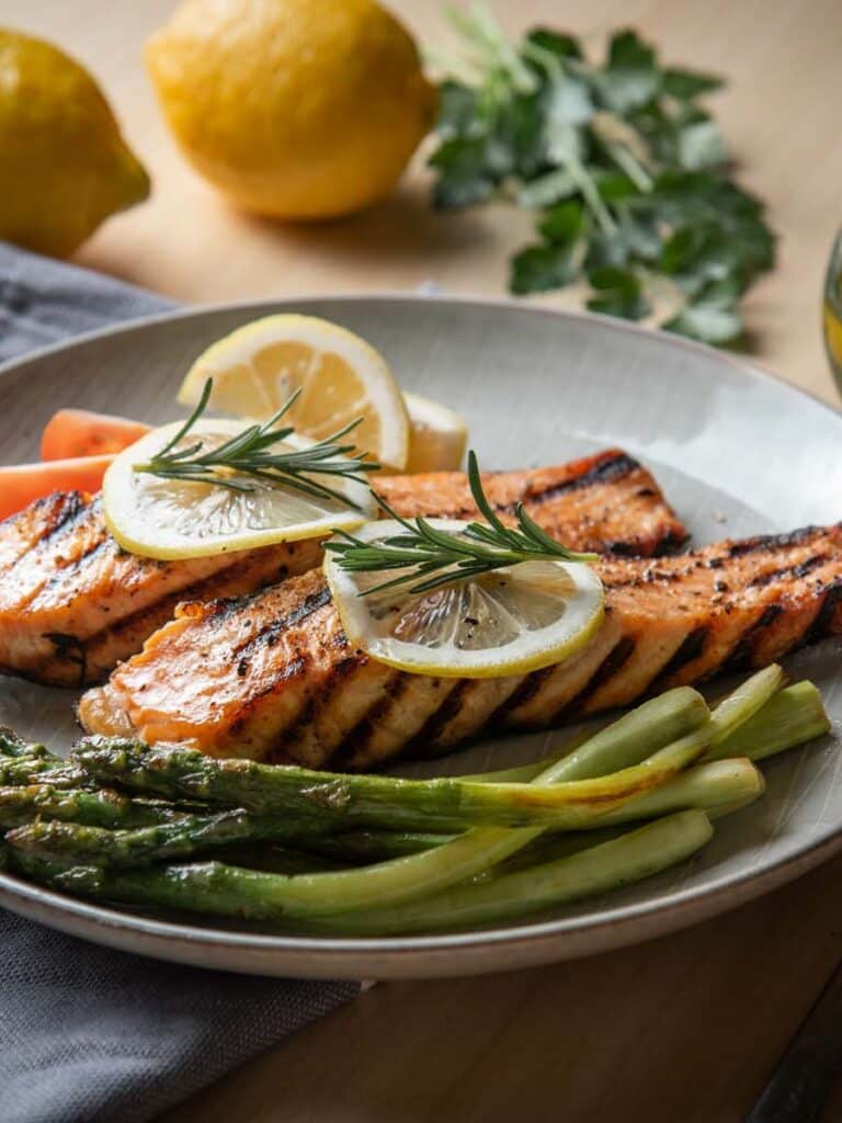 Kornelkirschen-Balsamico-Glasierte Lachs mit gebratenem Spargel