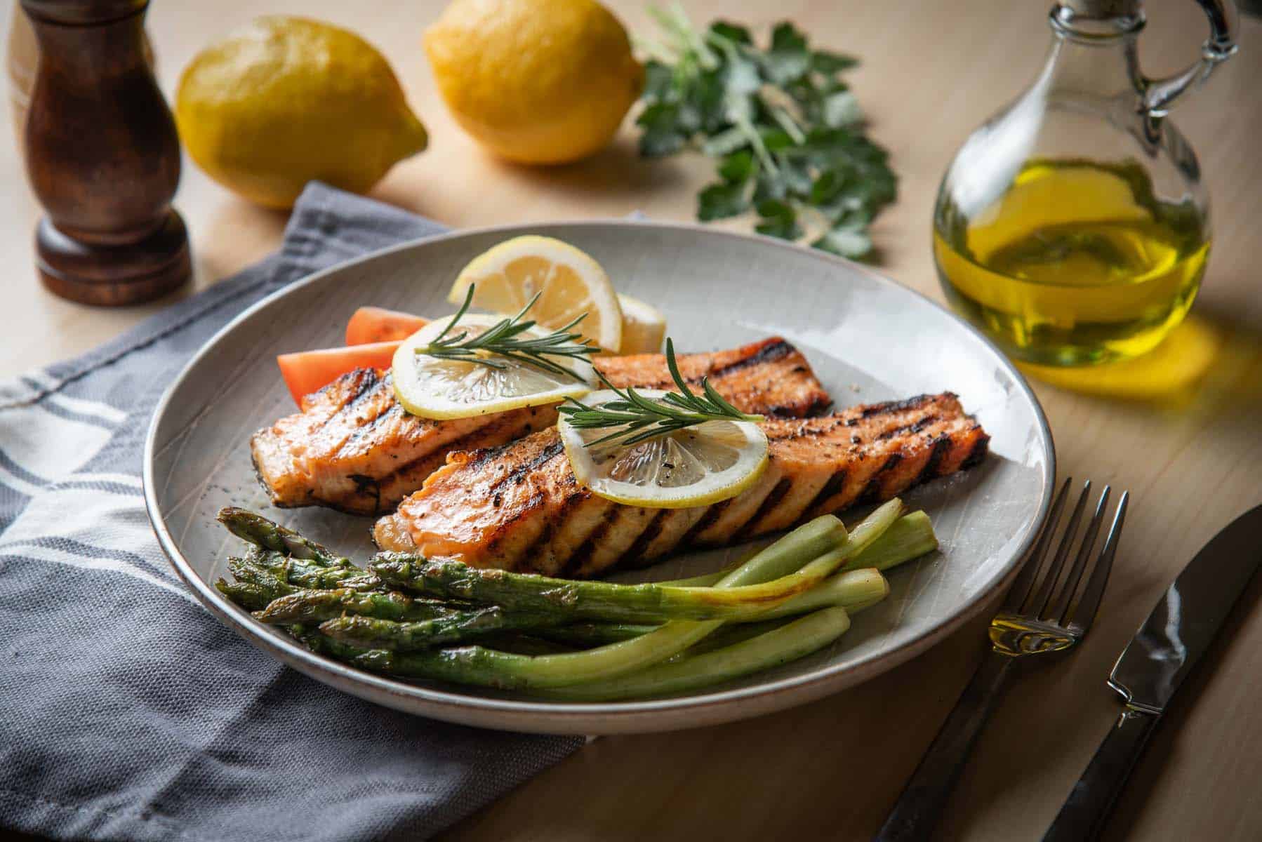 Kornelkirschen-Balsamico-Glasierte Lachs mit gebratenem Spargel