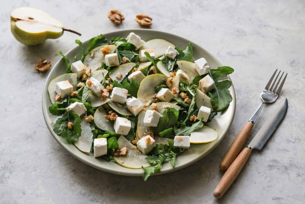 Kornelkirschen-Feta-Salat mit frischer Minze und knackigem Rucola