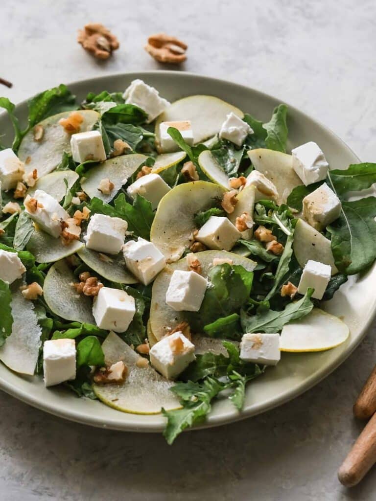 Kornelkirschen-Feta-Salat mit frischer Minze und knackigem Rucola