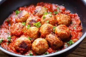 Kornelkirschen-Fleischbällchen in würziger Tomatensauce mit frischer Knoblauchsrauke