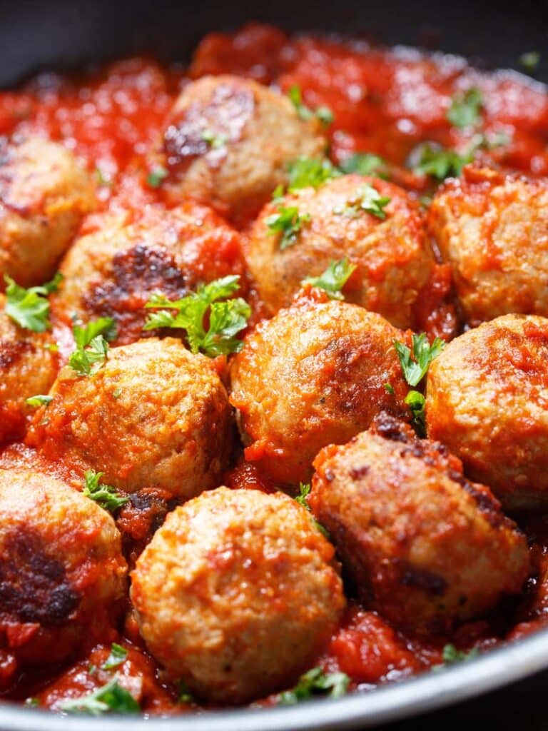 Kornelkirschen-Fleischbällchen in würziger Tomatensauce mit frischer Knoblauchsrauke