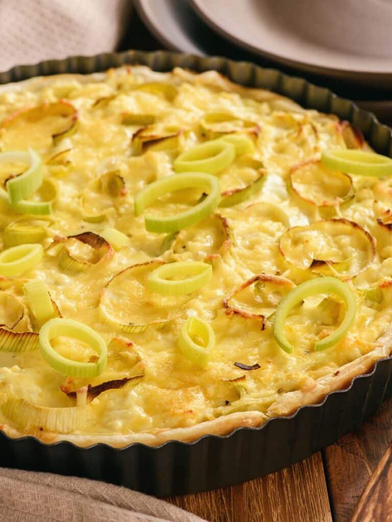 Kornelkirschen-Ziegenkäse-Tarte mit karamellisierten Zwiebeln