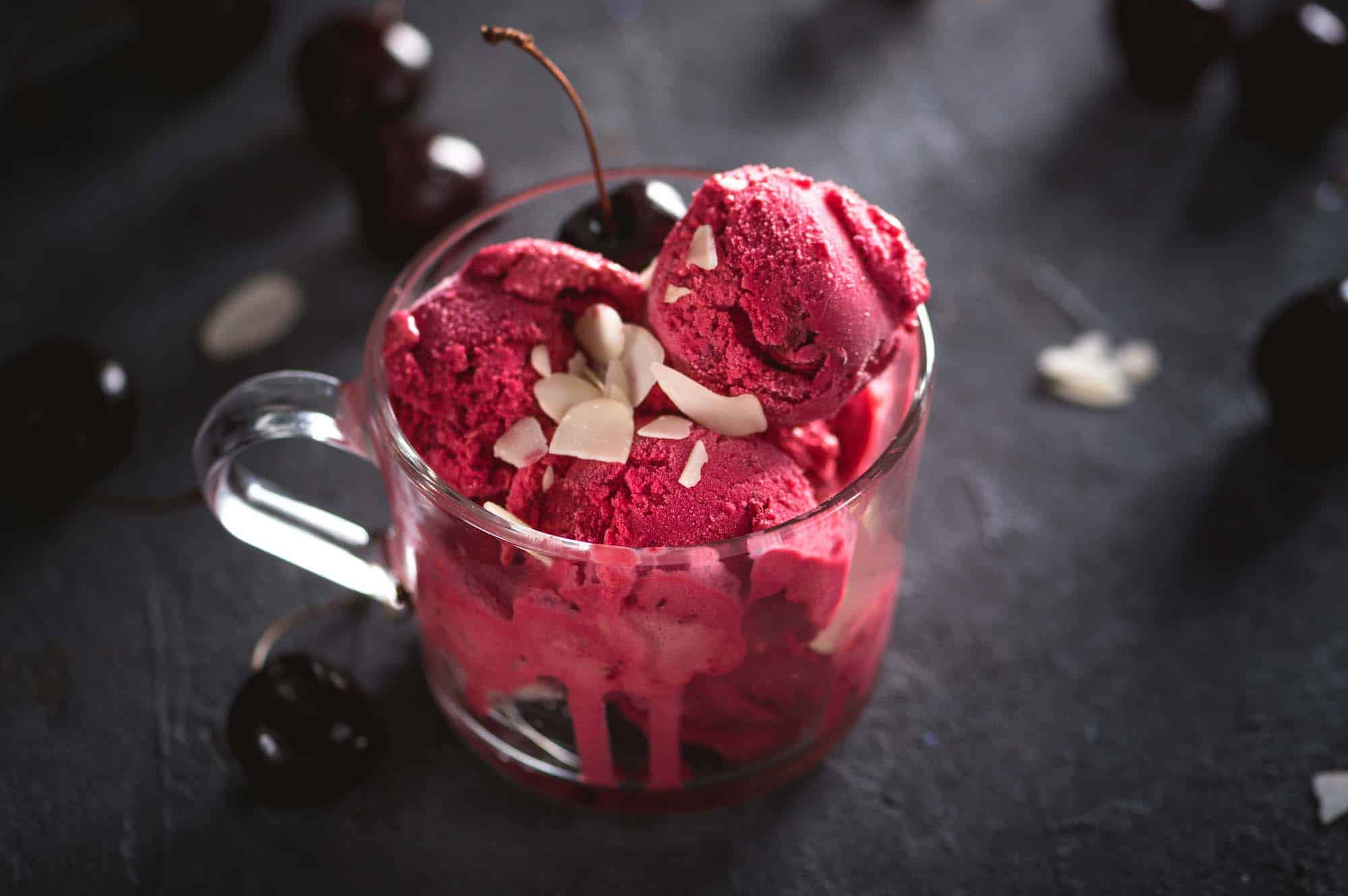 Holunderbeeren-Kirsch-Sorbet mit erfrischender Minze | Waldmahl.de