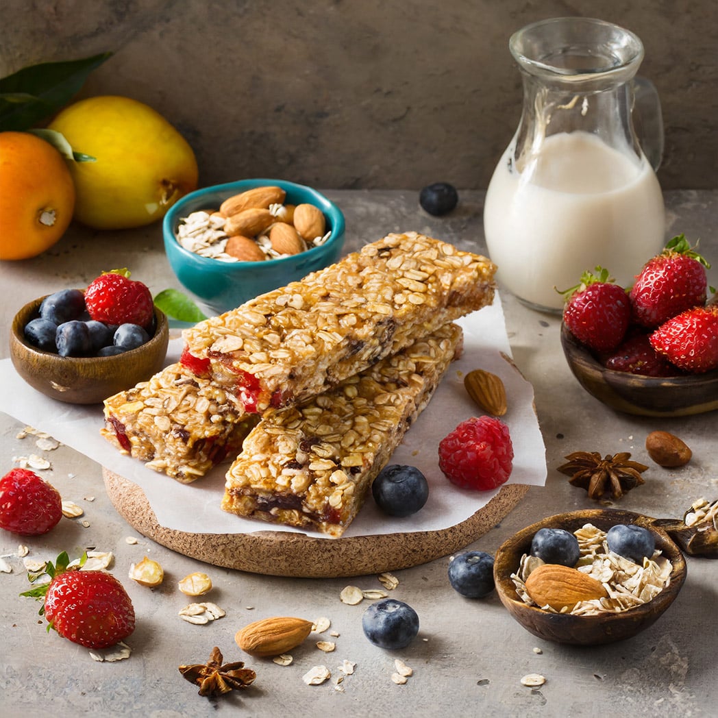 Holunderbeeren-Kokos-Haferriegel mit Nüssen und Trockenfrüchten ...
