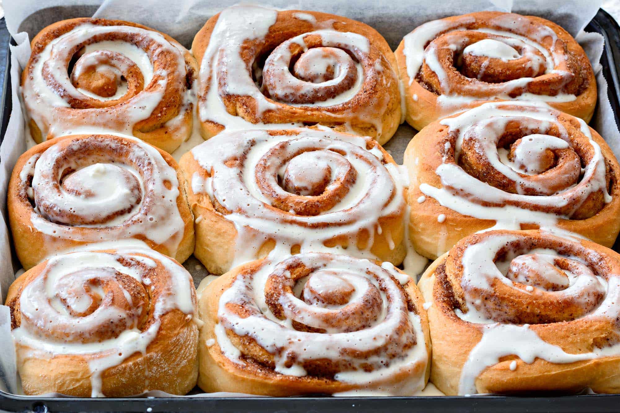 Holunderbeeren-Zimt-Rollen mit cremigem Frischkäse-Frosting | Waldmahl.de