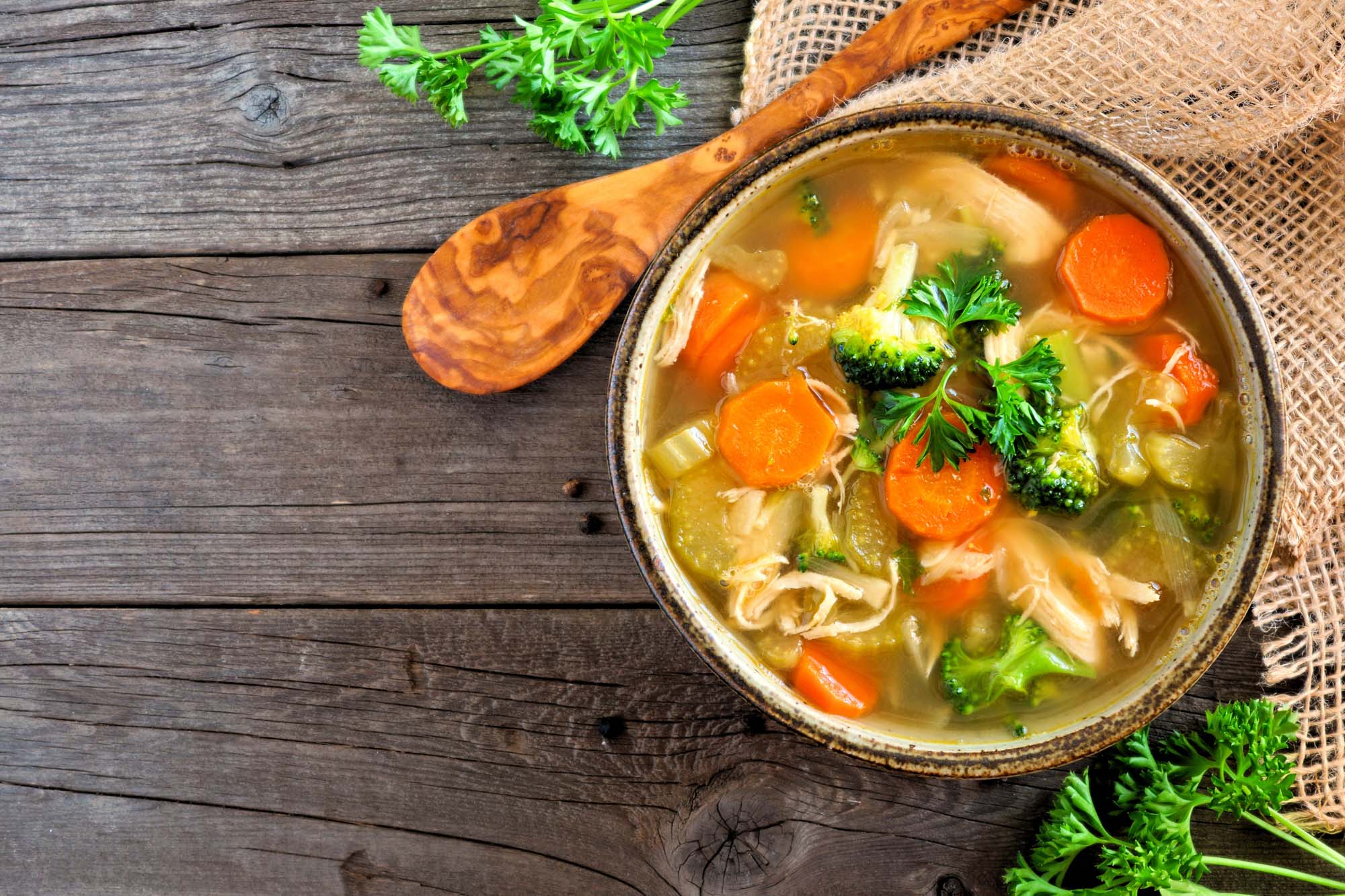 Hühnersuppe mit Holunderbeeren und Gemüse | Waldmahl.de